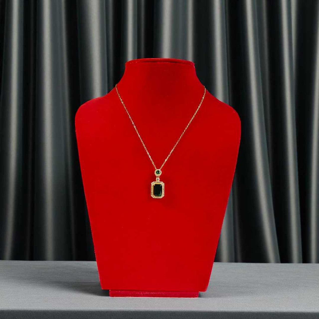 Elegant Gold Pendant – Green Stone